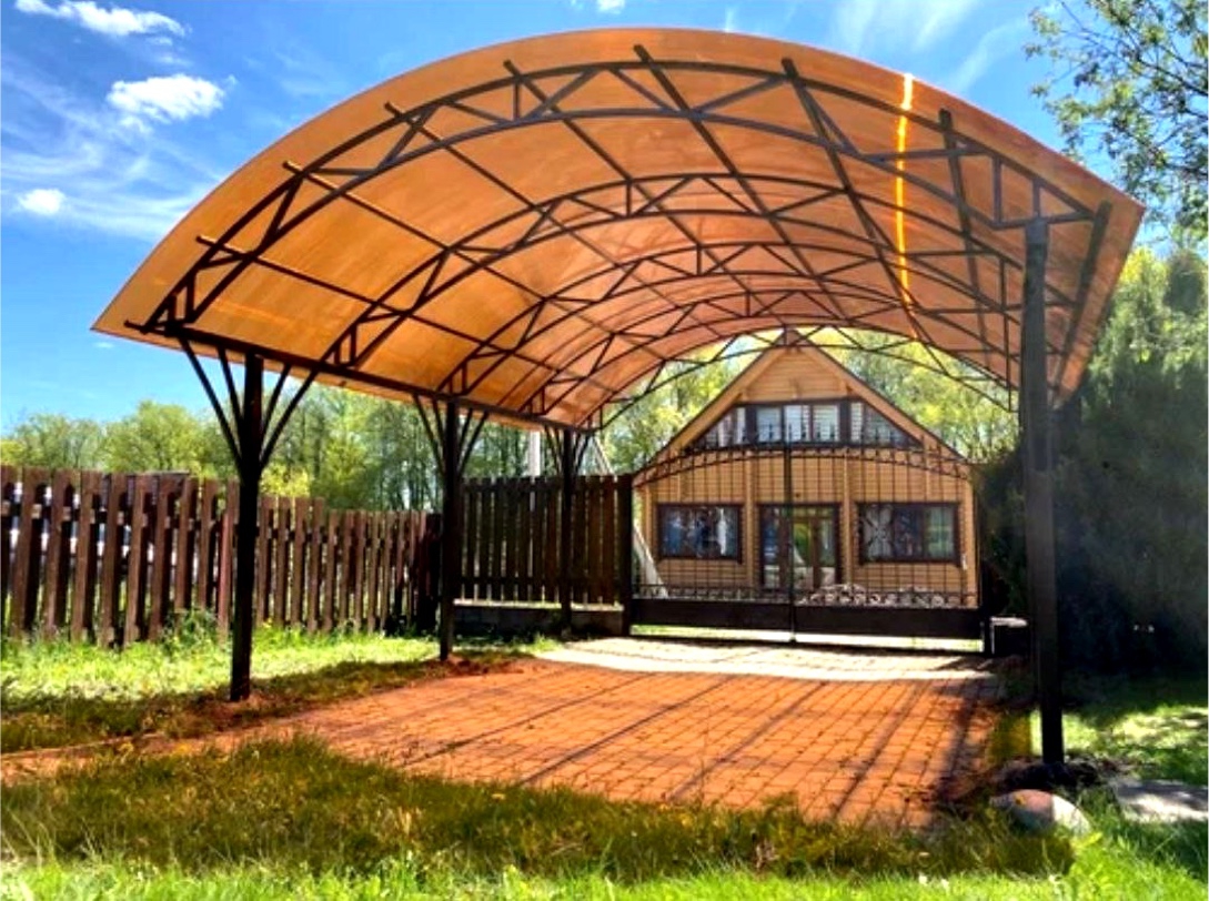 Арочный автонавес с коричневым поликарбонатом Двускатный навес с поликарбонатом для автомобиля