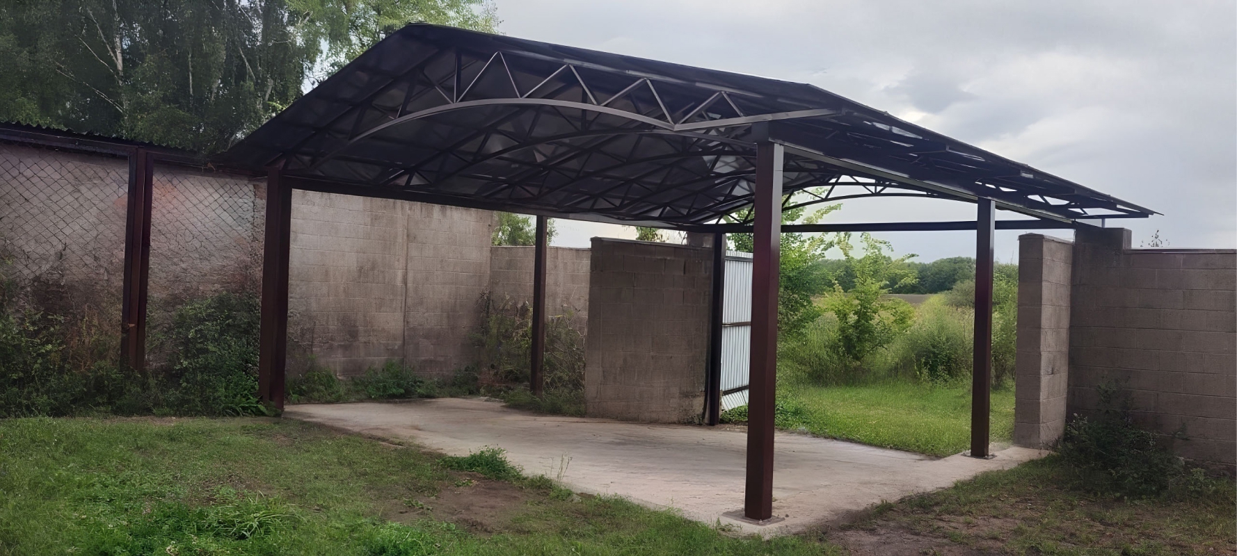 Двускатный навес с поликарбонатом для автомобиля Двускатный навес с поликарбонатом для автомобиля