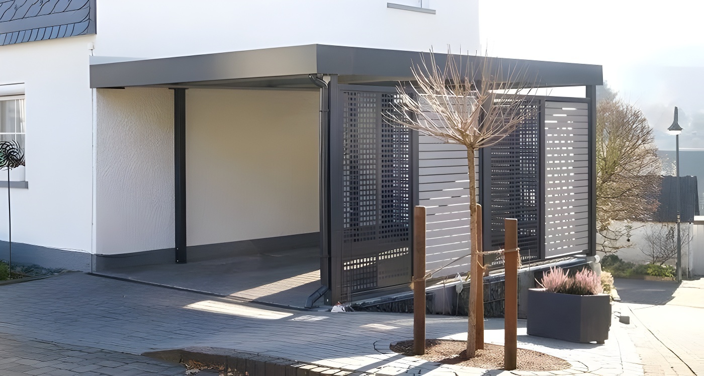 Современный автонавес с крышей из поликарбоната Двускатный навес с поликарбонатом для автомобиля